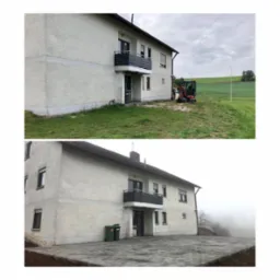 Porównanie stanu przed i po ułożeniu kostki brukowej na podwórku przed domem; na górnym zdjęciu mini koparka przygotowuje teren, na dolnym ułożona kostka.