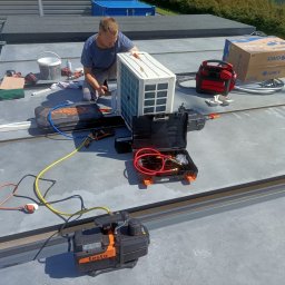 INSTALUX inż. Tomasz Stanisławski - Montaż jednostki zewnętrznej Gree Pular Pro 3,5 kW na obiekcie Bergerat Monnoyeur w Komornikach pod Poznaniem.