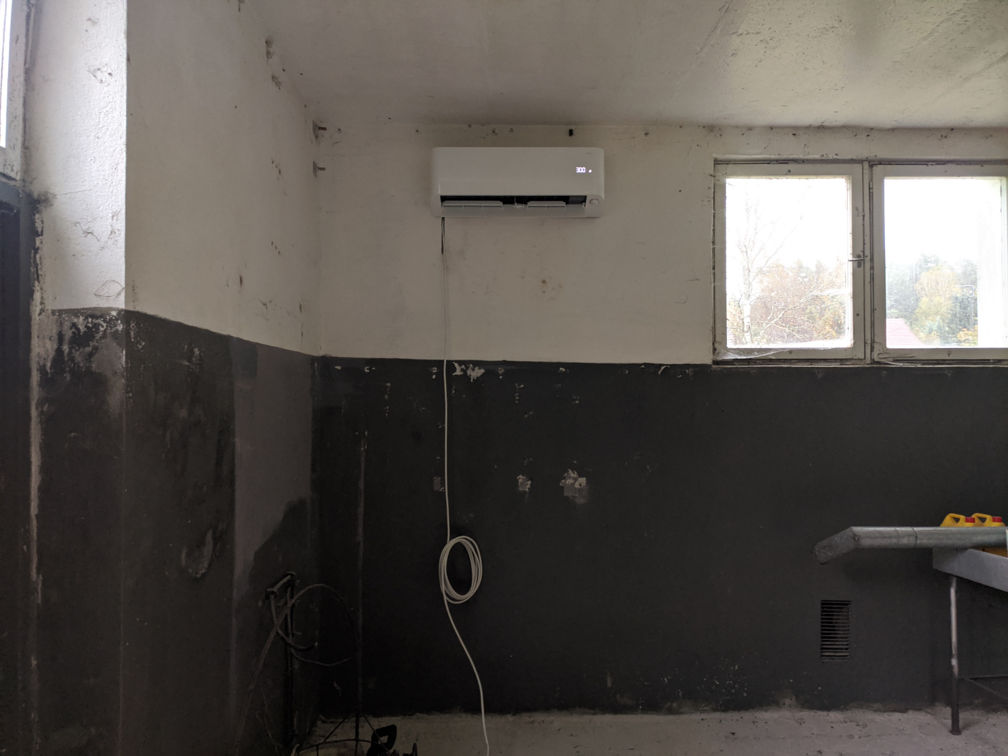 Instalacji elektrycznej na razie brak, więc przewód zasilający został pozostawiony z zapasem.