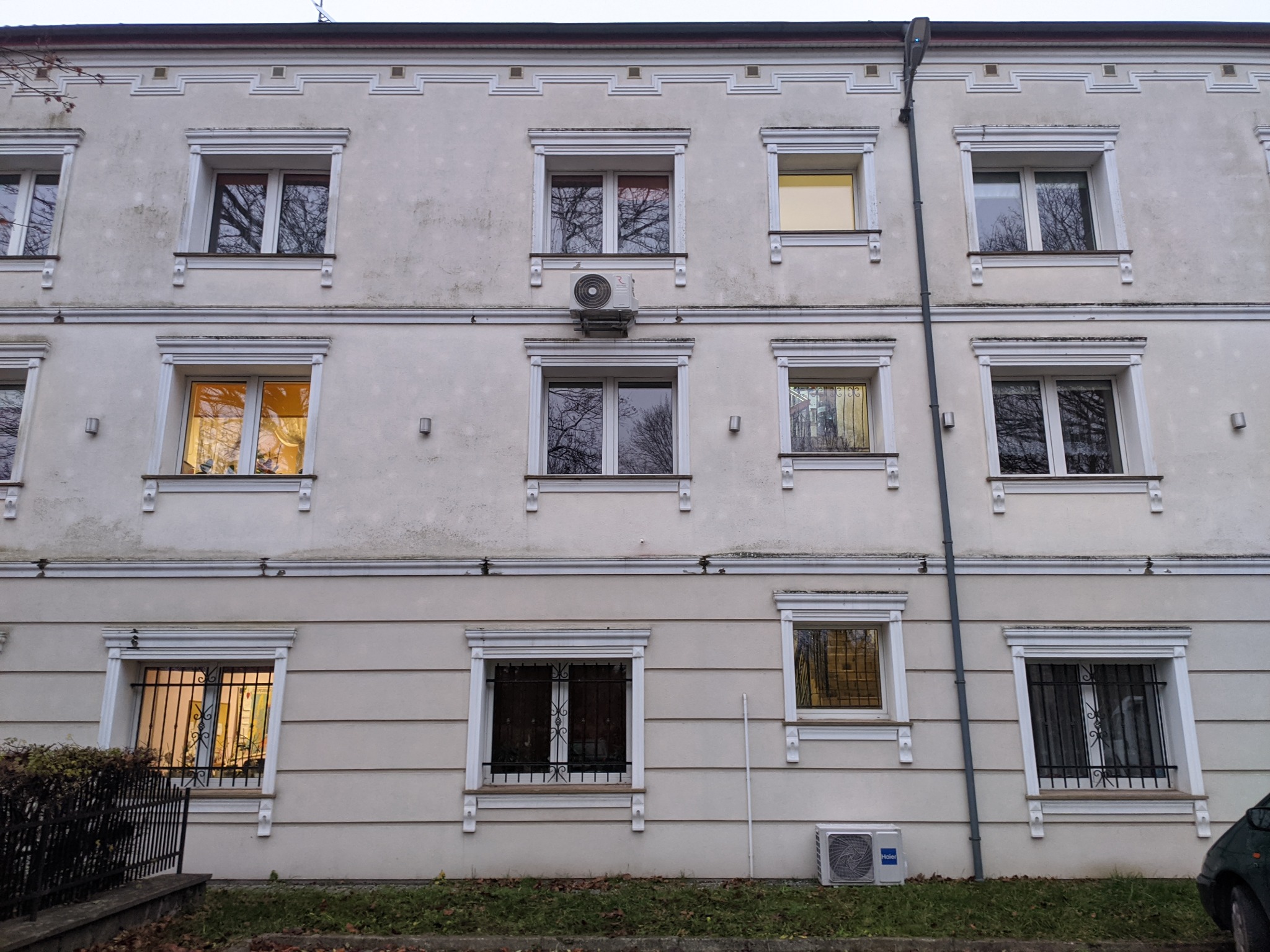 Montaż klimatyzacji Rotenso Ukura UH35X R15 w serwerowni Urzędu Miejskiego w Bobolicach.