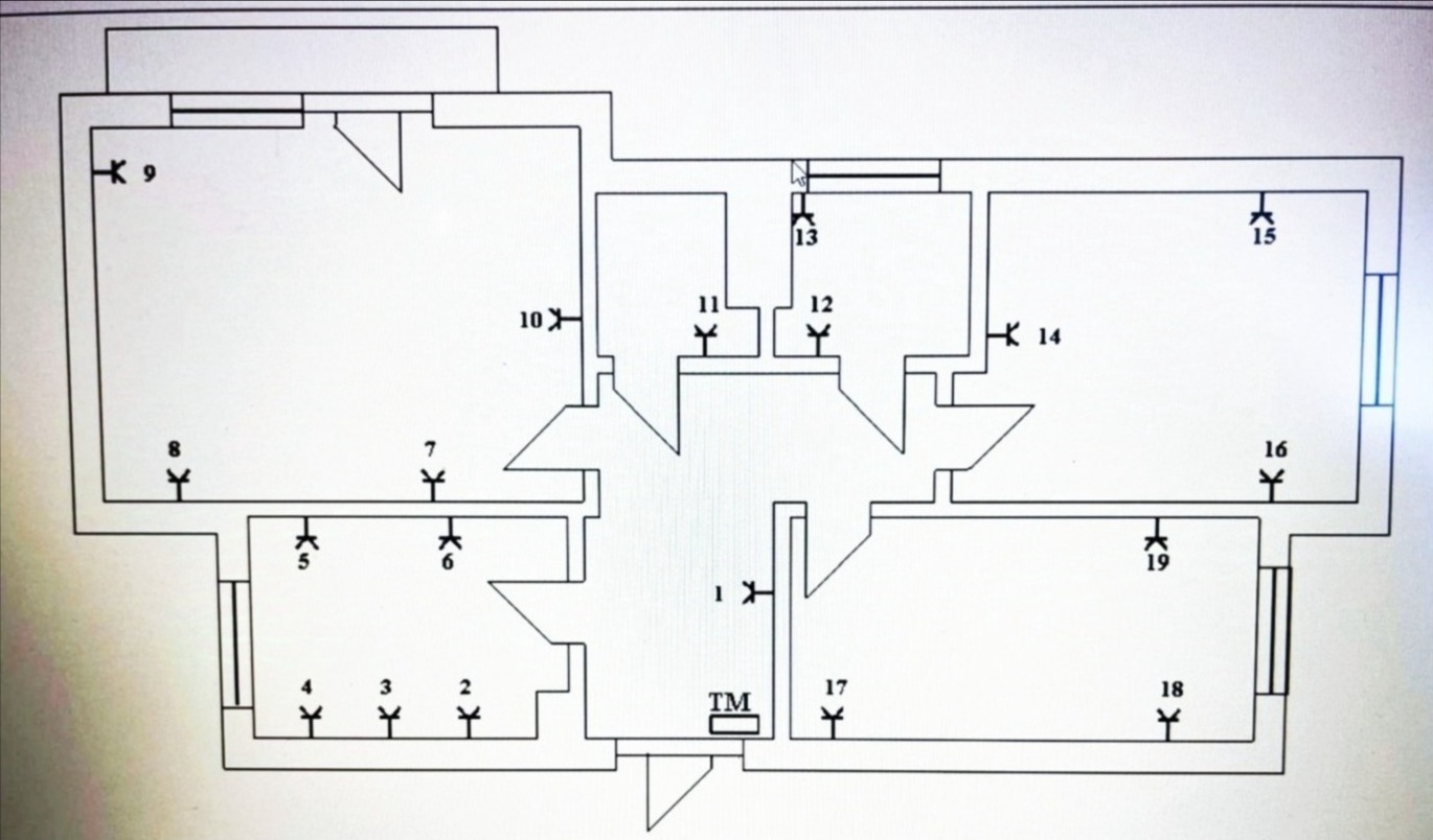 Schemat instalacji elektrycznej mieszkania z oznaczonymi punktami oświetleniowymi i gniazdkami, numerowanymi od 1 do 19, z symbolem 'TM' w centralnej części.