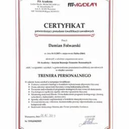 Certyfikat ukończenia szkolenia dla trenera personalnego, wydany przez Fit Academy dla Damiana Folwarskiego, z datą 03.12.2023, potwierdzający posiadanie kwalifikacji zawodowych.