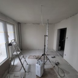 Sufit podwieszany i płyty gk na ściana z całościowym szpachlowaniem