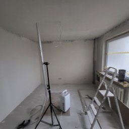 Sufit podwieszany i płyty gk na ścianach z całościowym szpachlowaniem