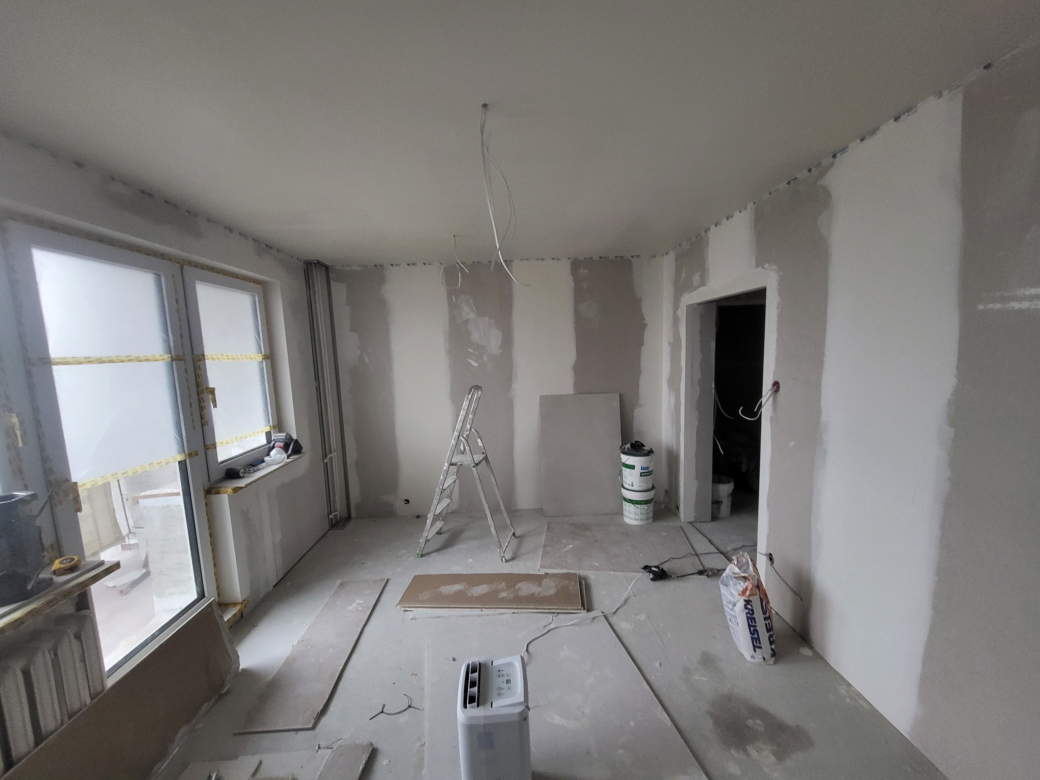 Sufit podwieszany i płyty gk na ścianach z szpachlowaniem w Q3