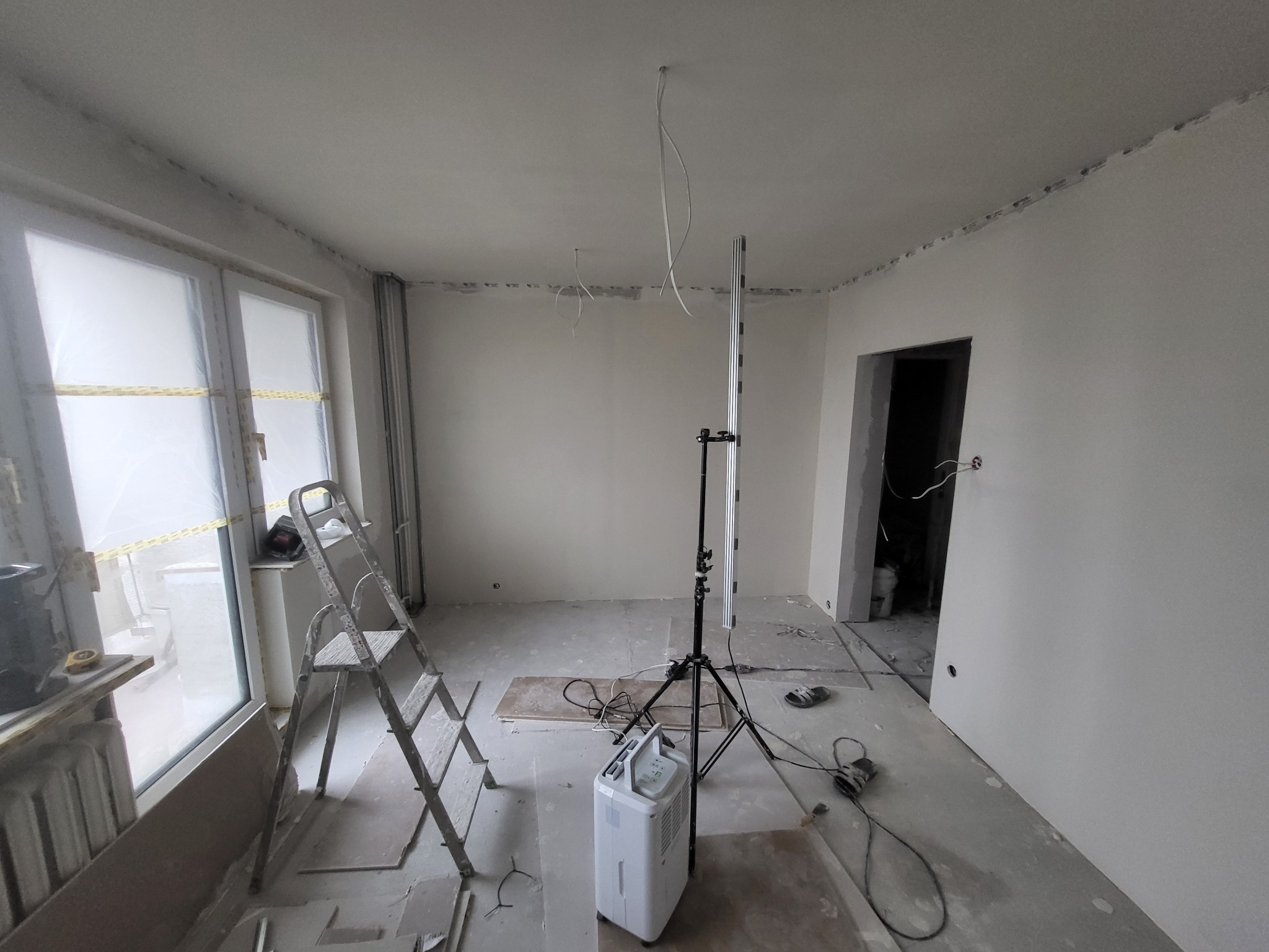 Sufit podwieszany i płyty gk na ściana z całościowym szpachlowaniem