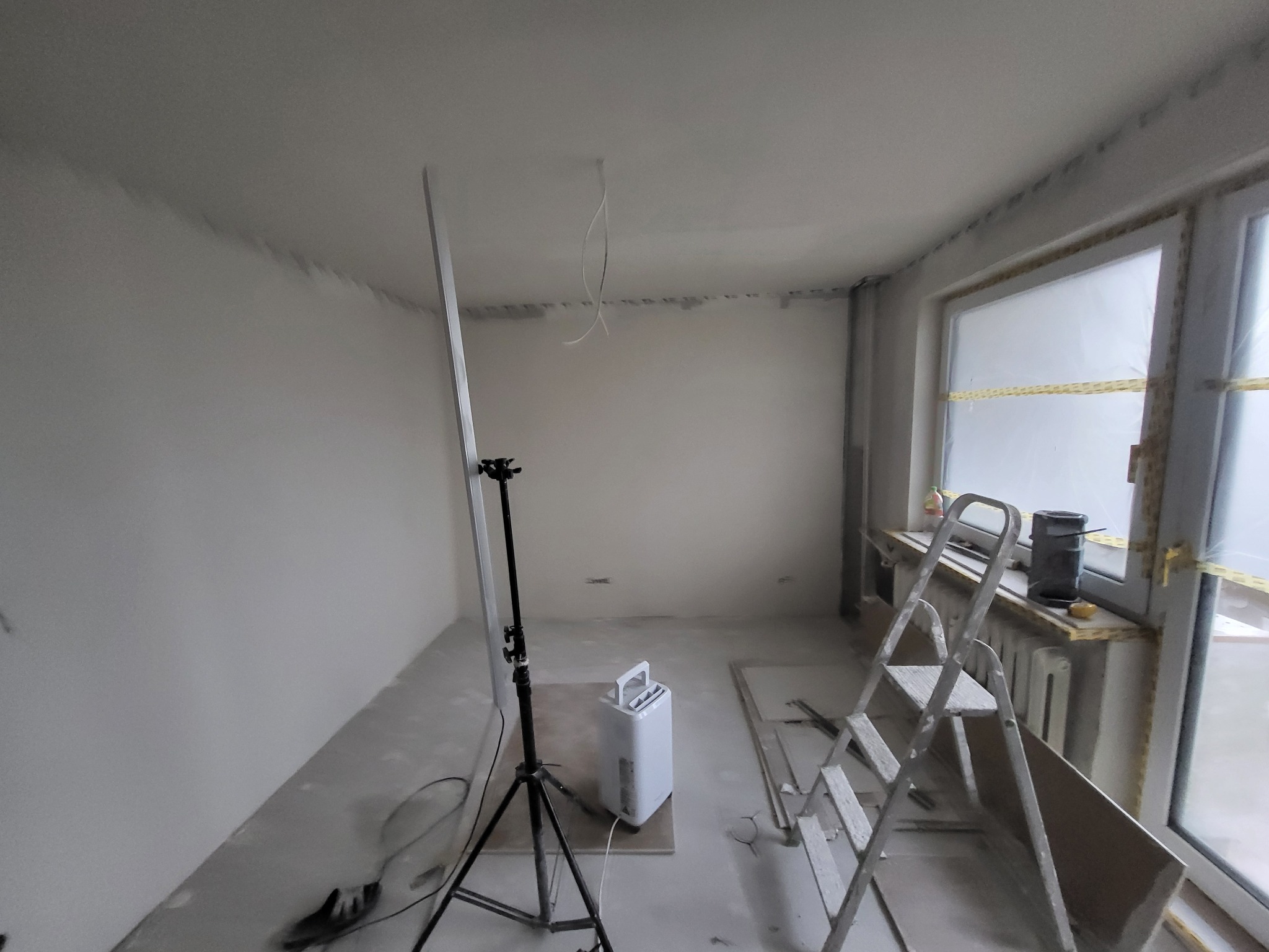 Sufit podwieszany i płyty gk na ścianach z całościowym szpachlowaniem