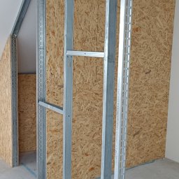 Sucha zabudowa - stawianie ścianek działowych z profili jak i z drewna.