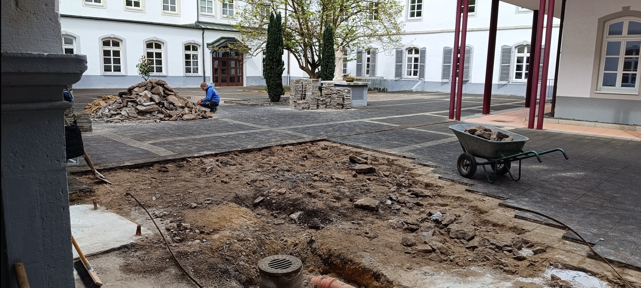 Prace rozbiórkowe - wykopy zdejmowanie kostki brukowej i układanie na nowo.