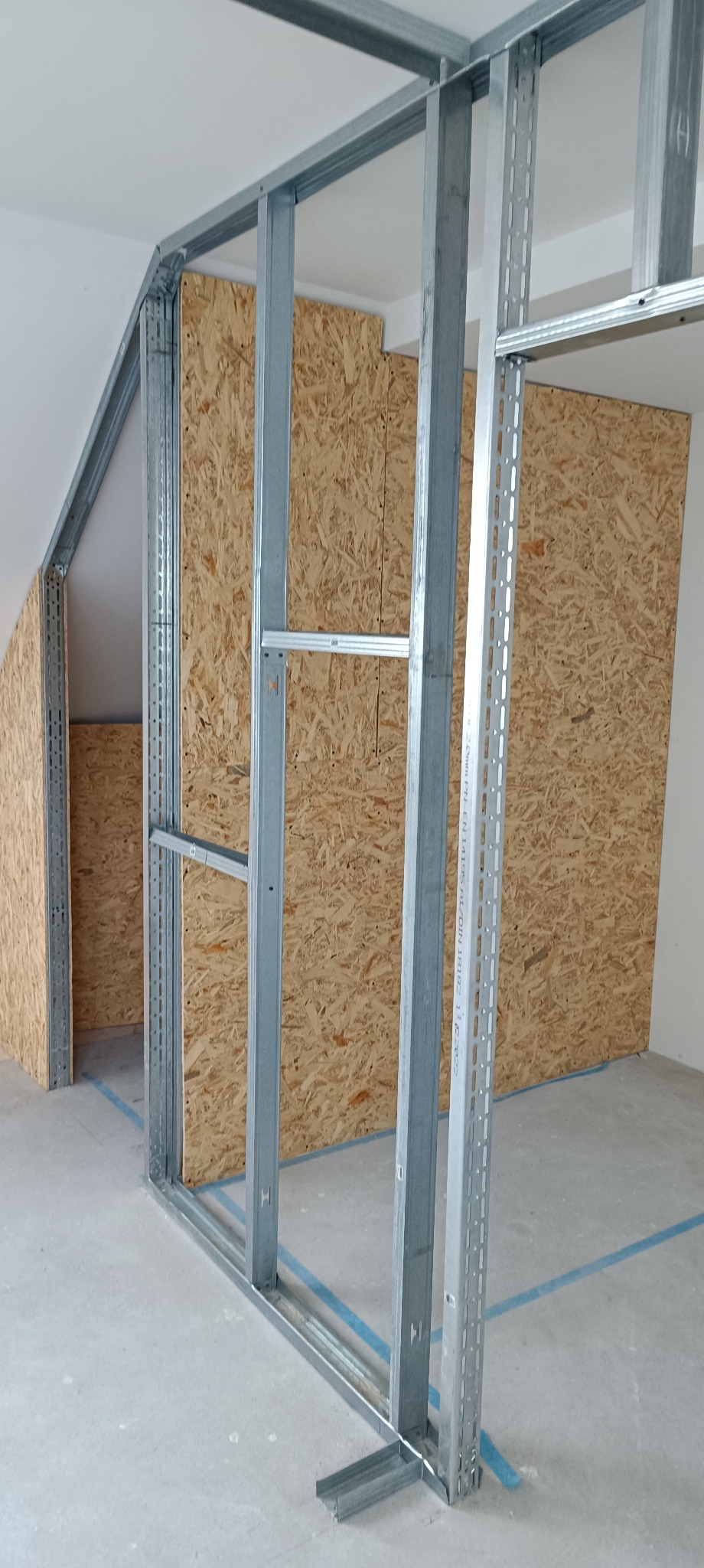 Sucha zabudowa - stawianie ścianek działowych z profili jak i z drewna.