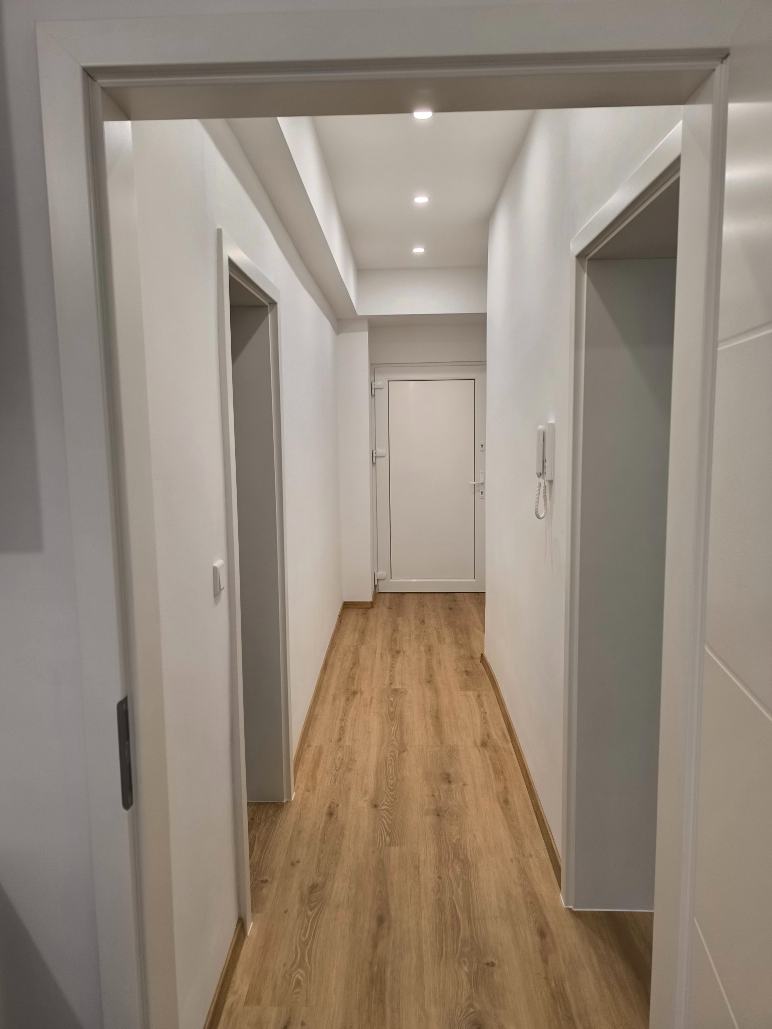 Układanie paneli podłogowych i malowanie pomieszczeń.