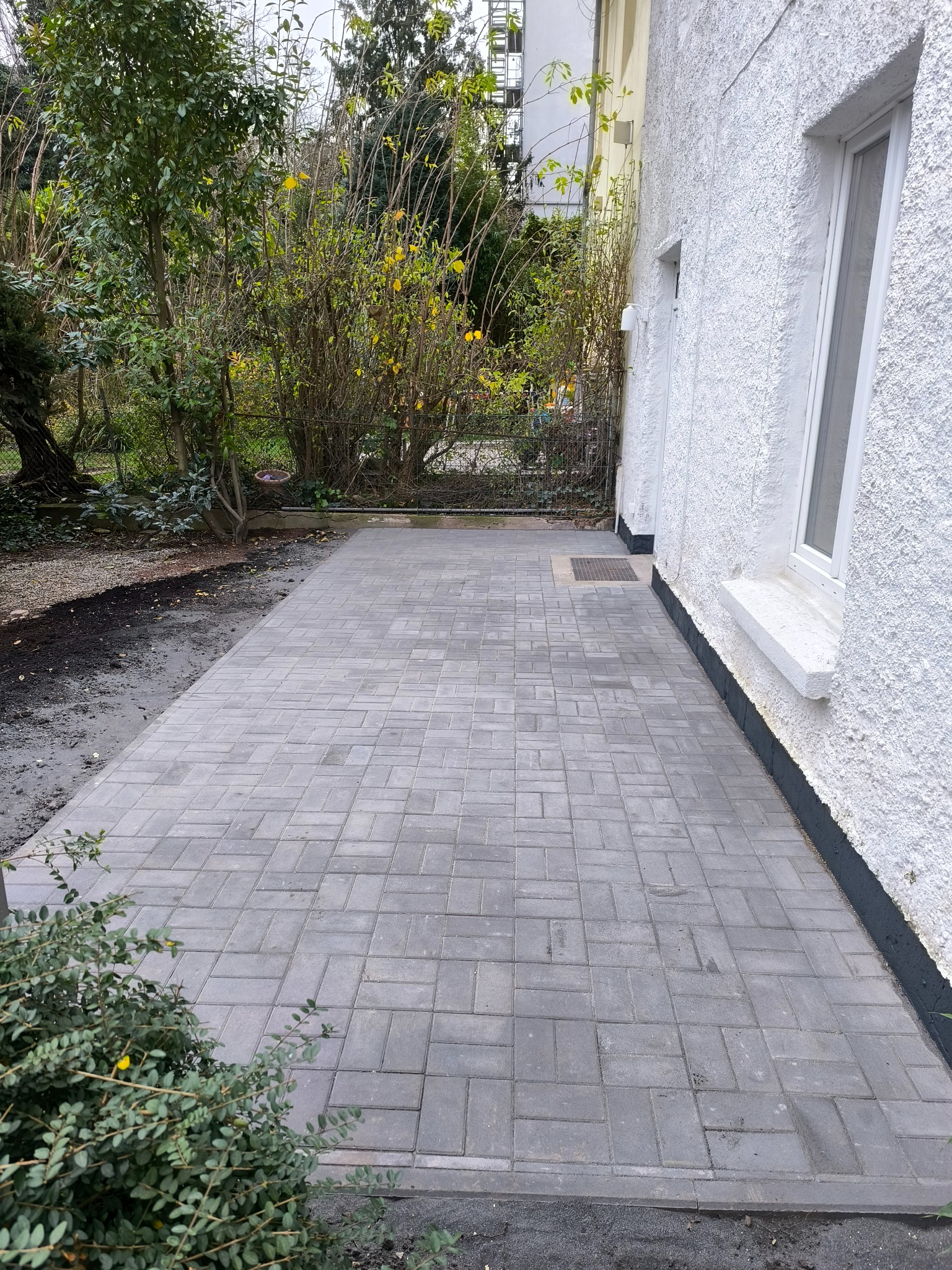 Układanie kostki brukowej.