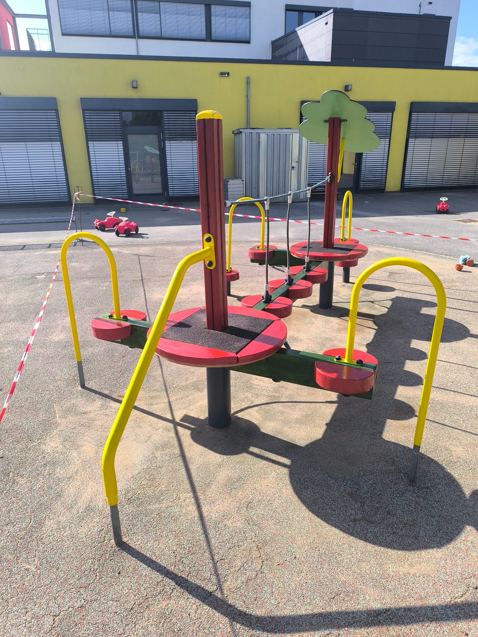 Renowacja i wymiana elementów placu zabaw.