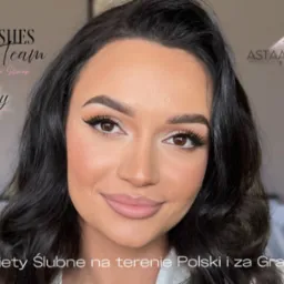 Portret kobiety po makijażu z wyraźnie podkreślonymi rzęsami i delikatnym makijażem ust. Widoczne logotypy marek kosmetycznych.