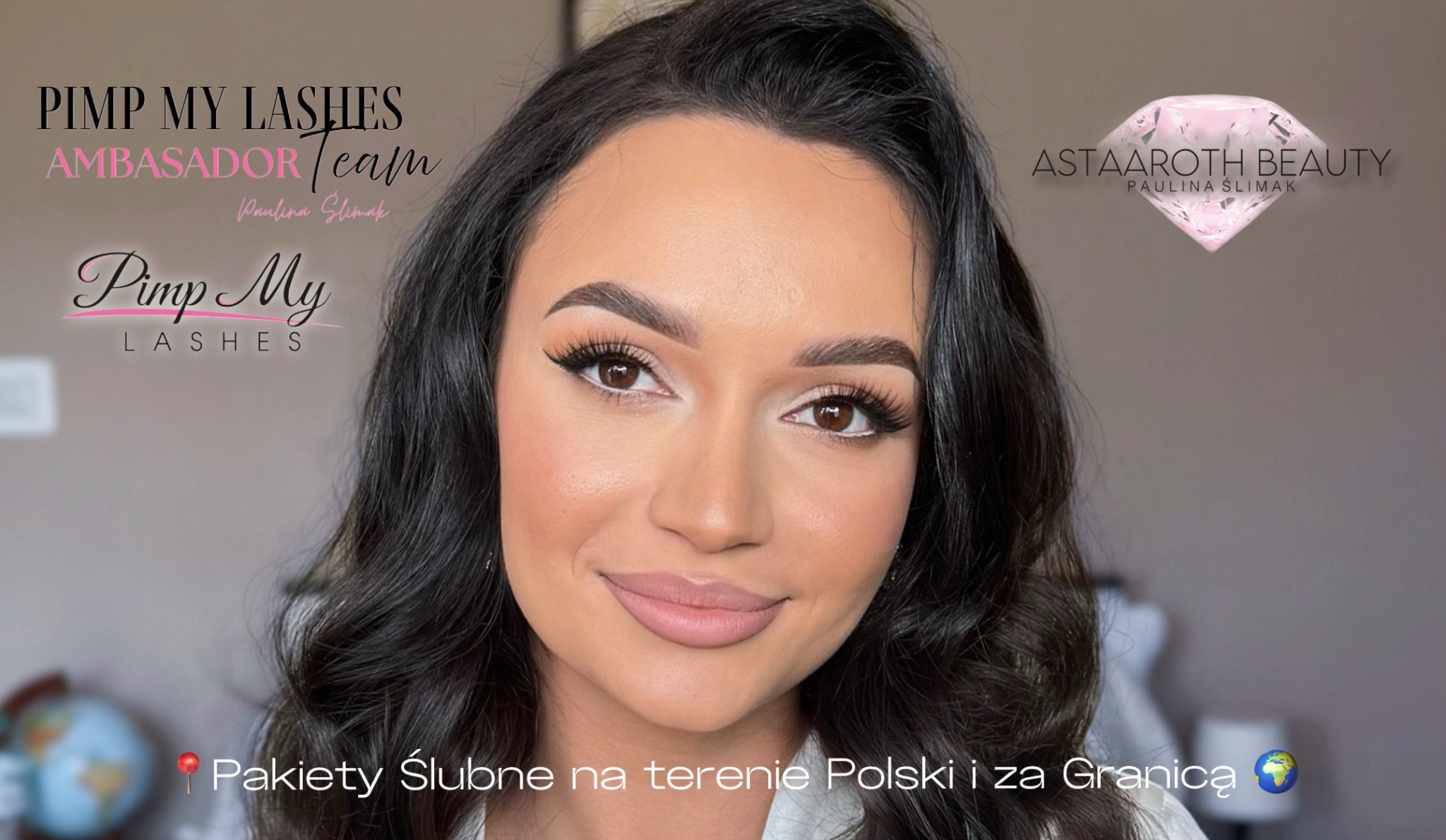 Portret kobiety po makijażu z wyraźnie podkreślonymi rzęsami i delikatnym makijażem ust. Widoczne logotypy marek kosmetycznych.