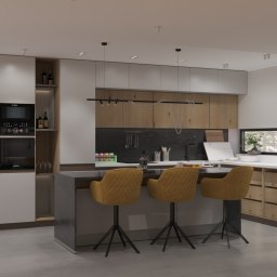 INCGI LTD - Nowoczesna kuchnia z wyspą, drewnianymi frontami, oknem z widokiem na zieleń i żółtymi hokerami z pikowaniem.