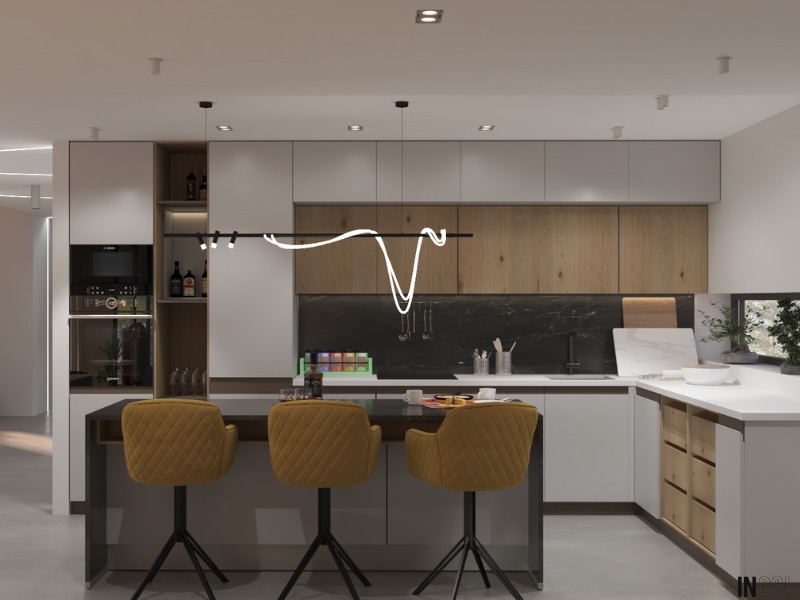 Nowoczesna kuchnia z wyspą, wykończona w bieli i drewnie, z trzema musztardowymi krzesłami barowymi i czarnym blatem, oświetlona wiszącą lampą z białym neonem.