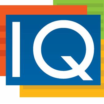 Graficzne logo IQ na niebieskim tle, z kolorowymi prostokątami w tle: pomarańczowym, zielonym i żółtym.