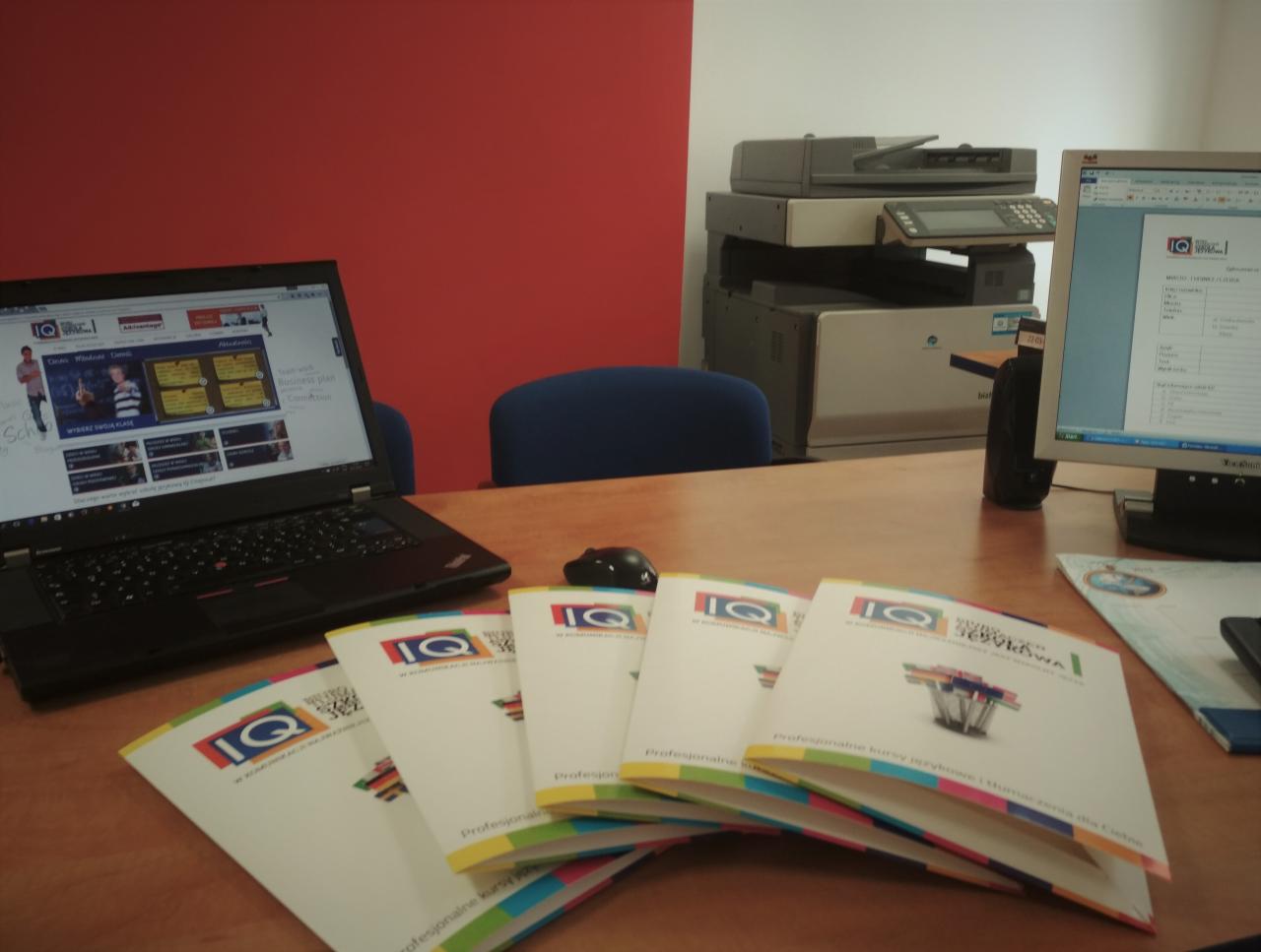 Biuro szkoły IQ, na biurku oferty dla nowych klientów ;)