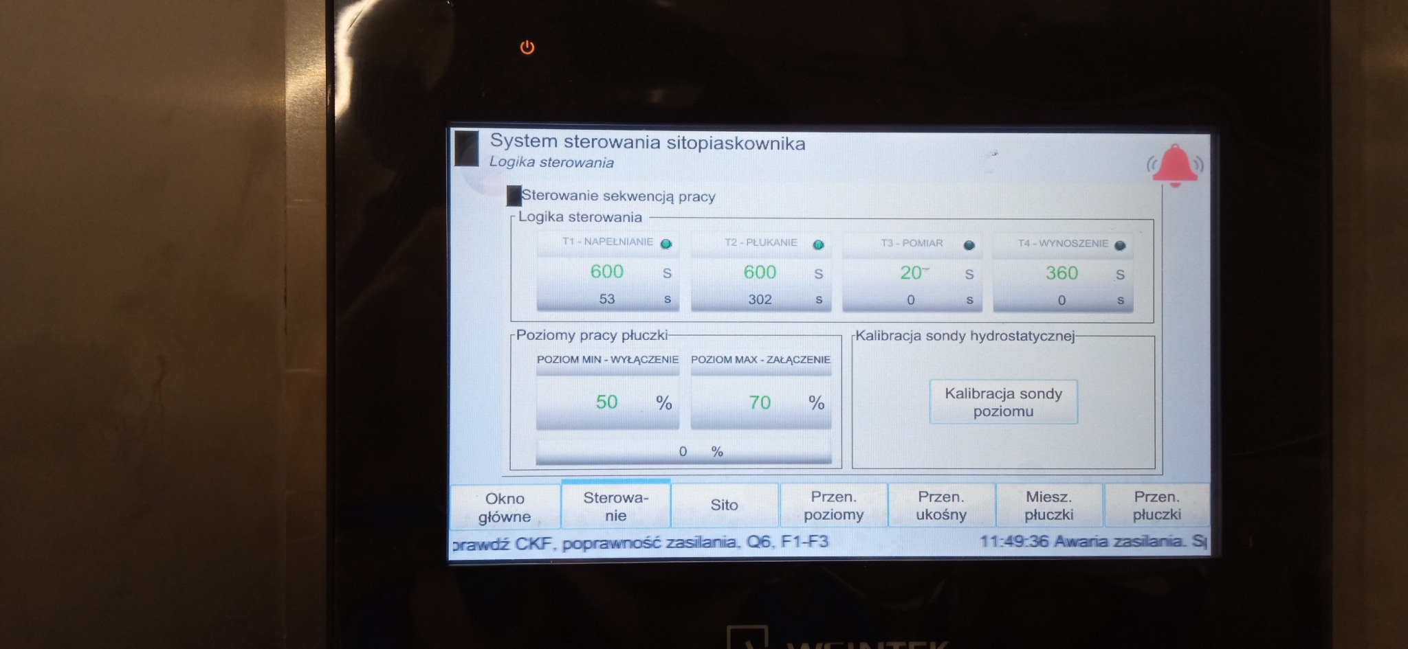 Ekran dotykowy sterownika systemu sitopiaskownika z wyświetlonymi parametrami sekwencji pracy: napełnianie, płukanie, pomiar, wynoszenie, oraz poziomami pracy płuczki, z widoczną kalibracją sondy...