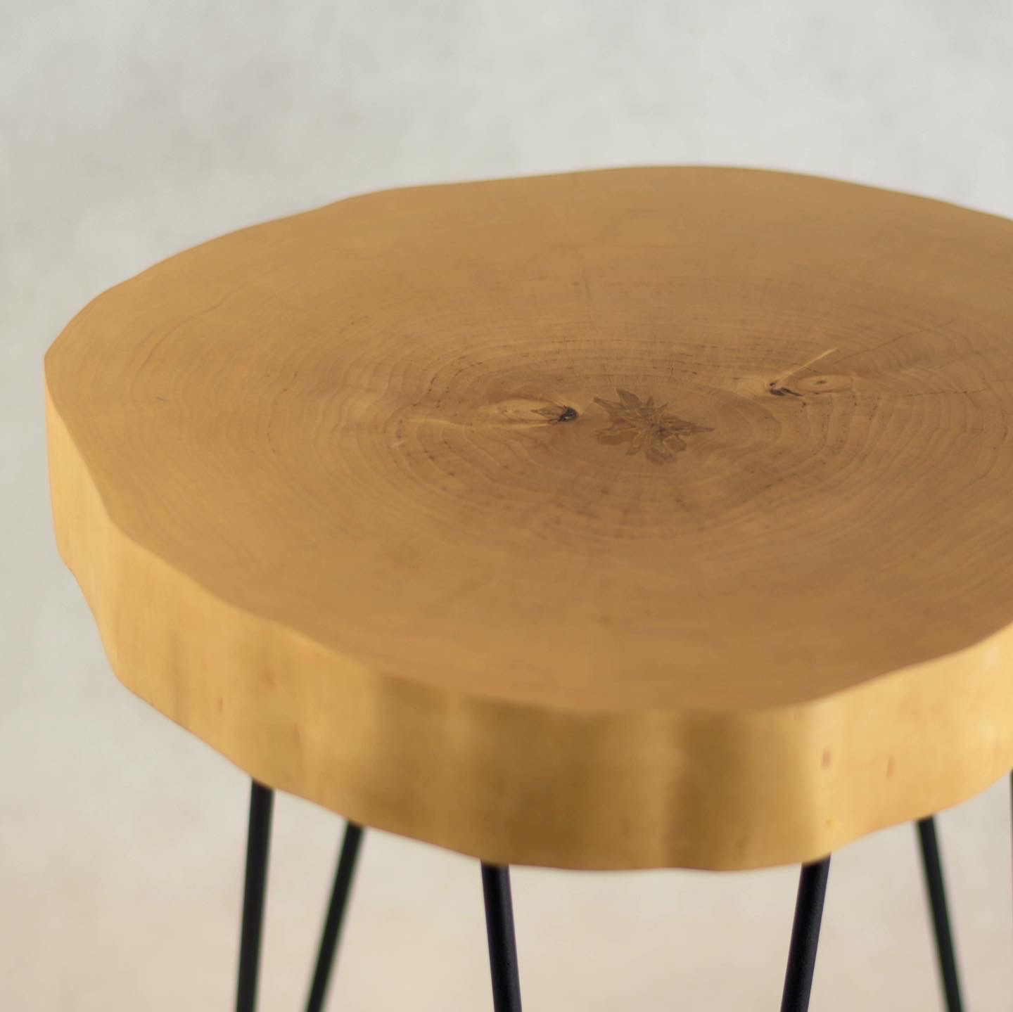 szafka nocna z naturalnego drewna na stalowych nogach