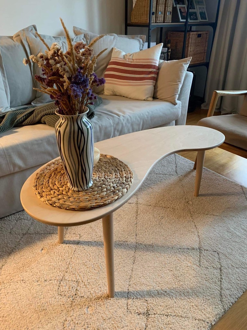 stolik kawowy ze sklejki na drewnianych nogach