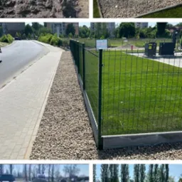 Widok na nowo założony trawnik z rolki, ogrodzony zieloną siatką, z wysypanym ozdobnym żwirem wzdłuż chodnika i ogrodzenia, na tle miejskiego krajobrazu.