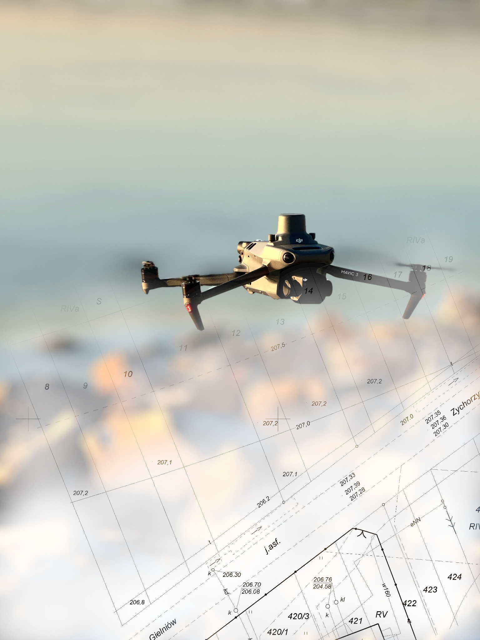 Czarny dron DJI Mavic 3 w locie na tle mapy geodezyjnej z naniesionymi numerami działek i punktami pomiarowymi, z rozmytym tłem nieba.