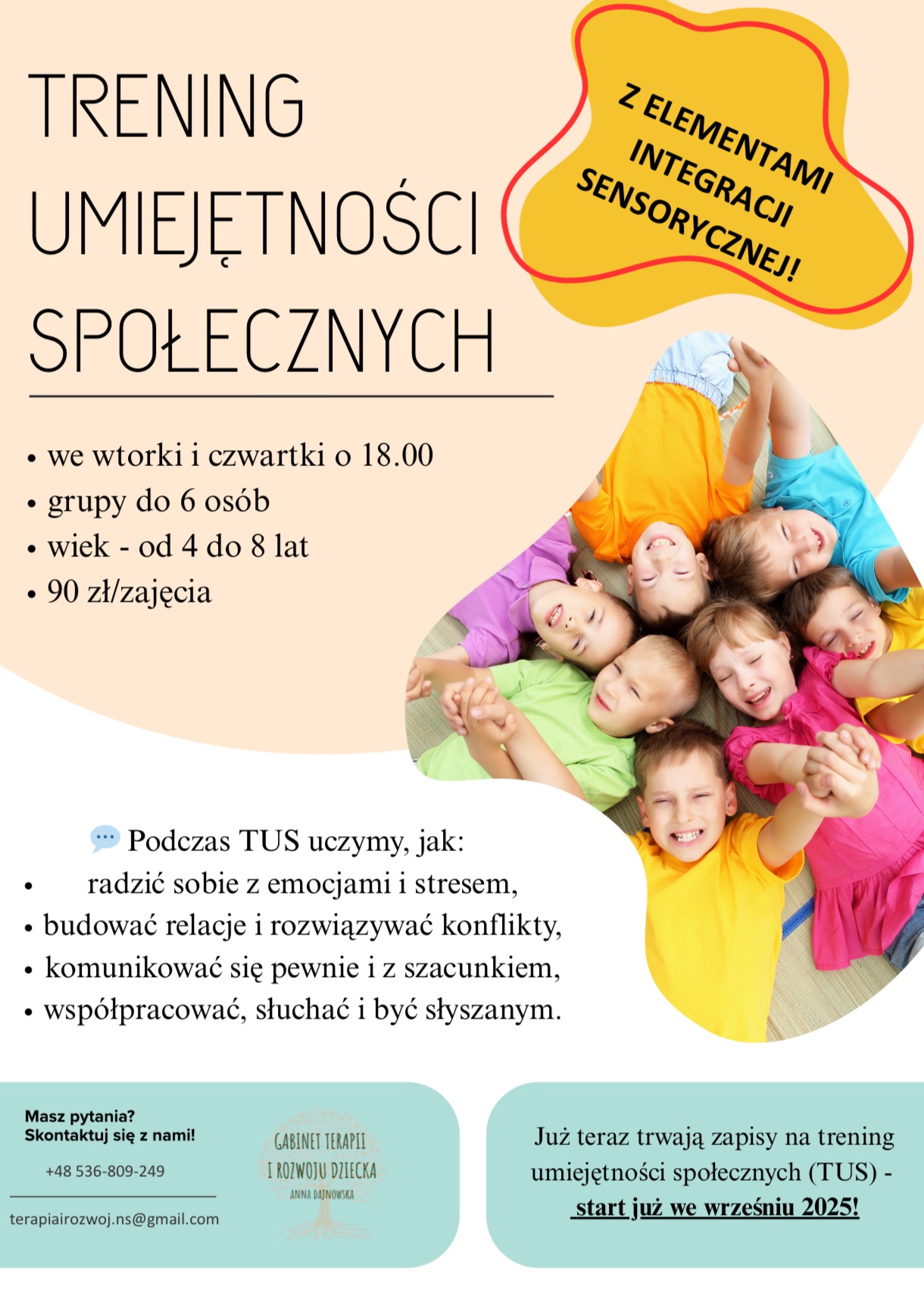 Plakat informujący o treningu umiejętności społecznych (TUS) z elementami integracji sensorycznej dla dzieci w wieku 4-8 lat. Na dole zdjęcia uśmiechnięte dzieci.