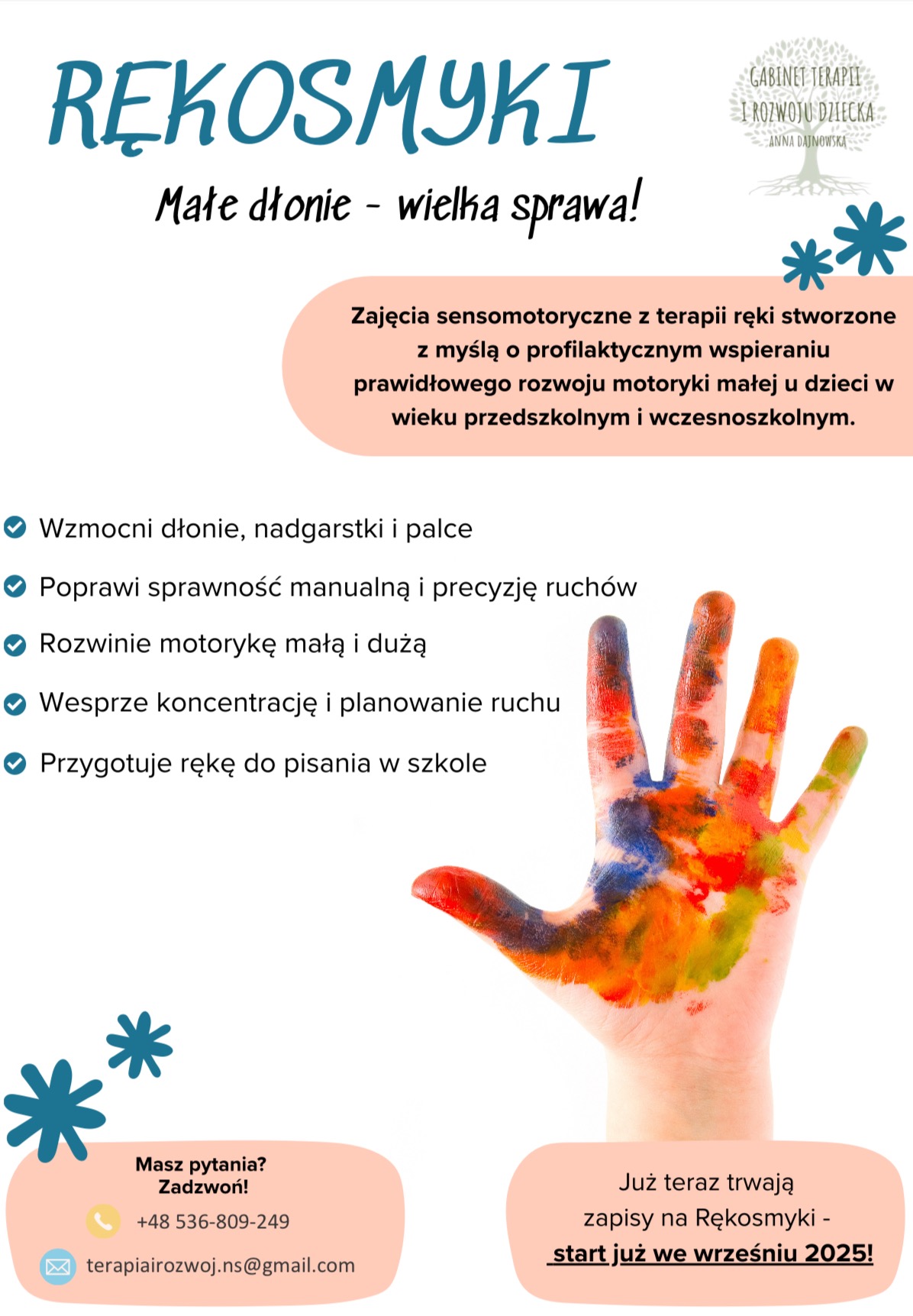 Reklama zajęć sensomotorycznych 'Rękosmyki' z terapią ręki. Dłoń dziecka pomalowana farbami na białym tle. Zapisy na wrzesień 2025.
