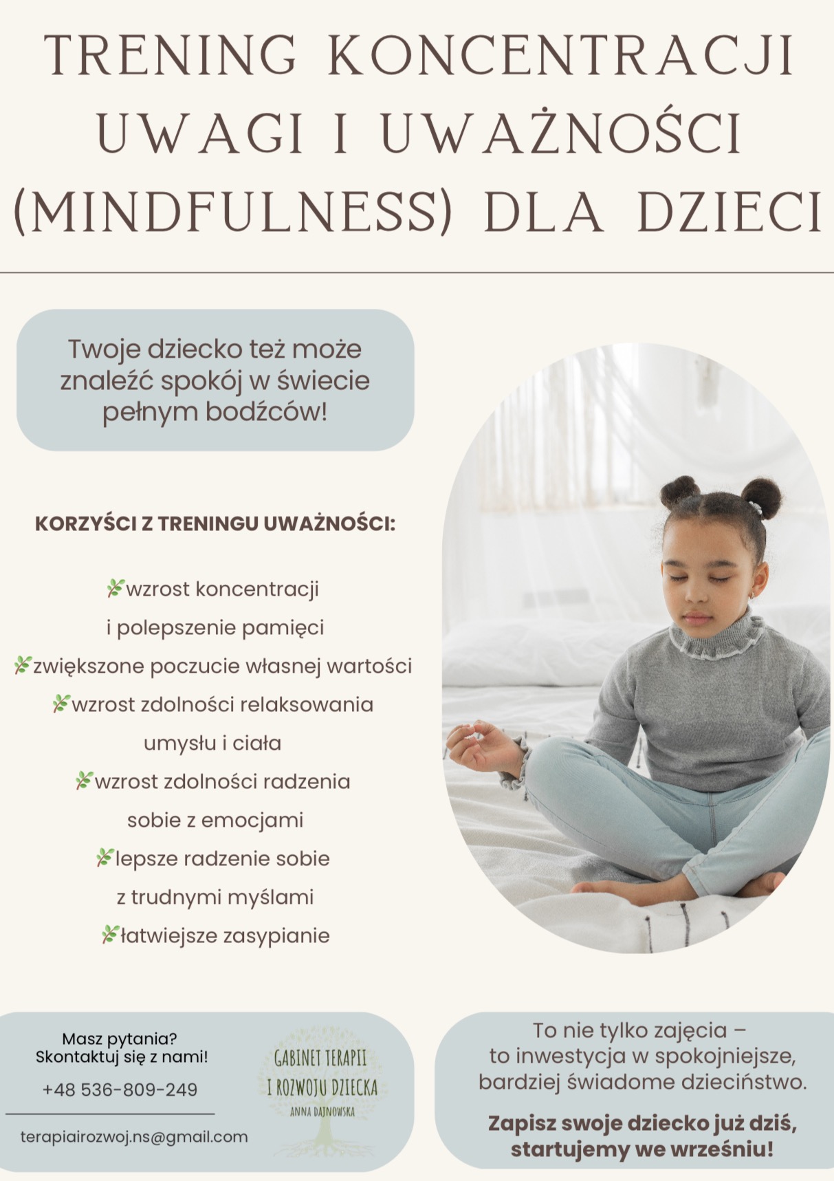 Plakat: Trening koncentracji i uważności dla dzieci. Dziewczynka w pozycji lotosu na łóżku, spokojna twarz. Korzyści: relaksacja, radzenie z emocjami.