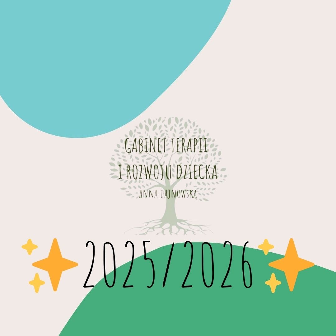 Grafika gabinetu terapii i rozwoju dziecka z logo w kształcie drzewa, imieniem Anna Dajnowska i rokiem 2025/2026, ozdobiona gwiazdkami i kolorowymi plamami.