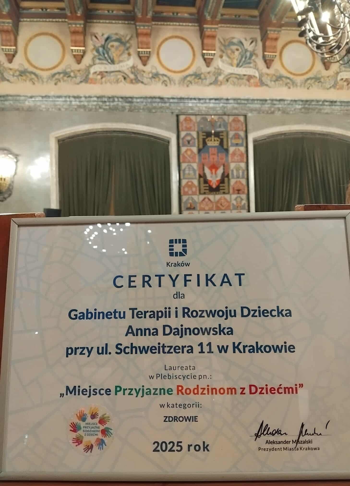 Certyfikat 'Miejsce Przyjazne Rodzinom z Dziećmi' dla Gabinetu Terapii i Rozwoju Dziecka Anny Dajnowskiej, Kraków, 2025 rok. Sygnatura Prezydenta Miasta.