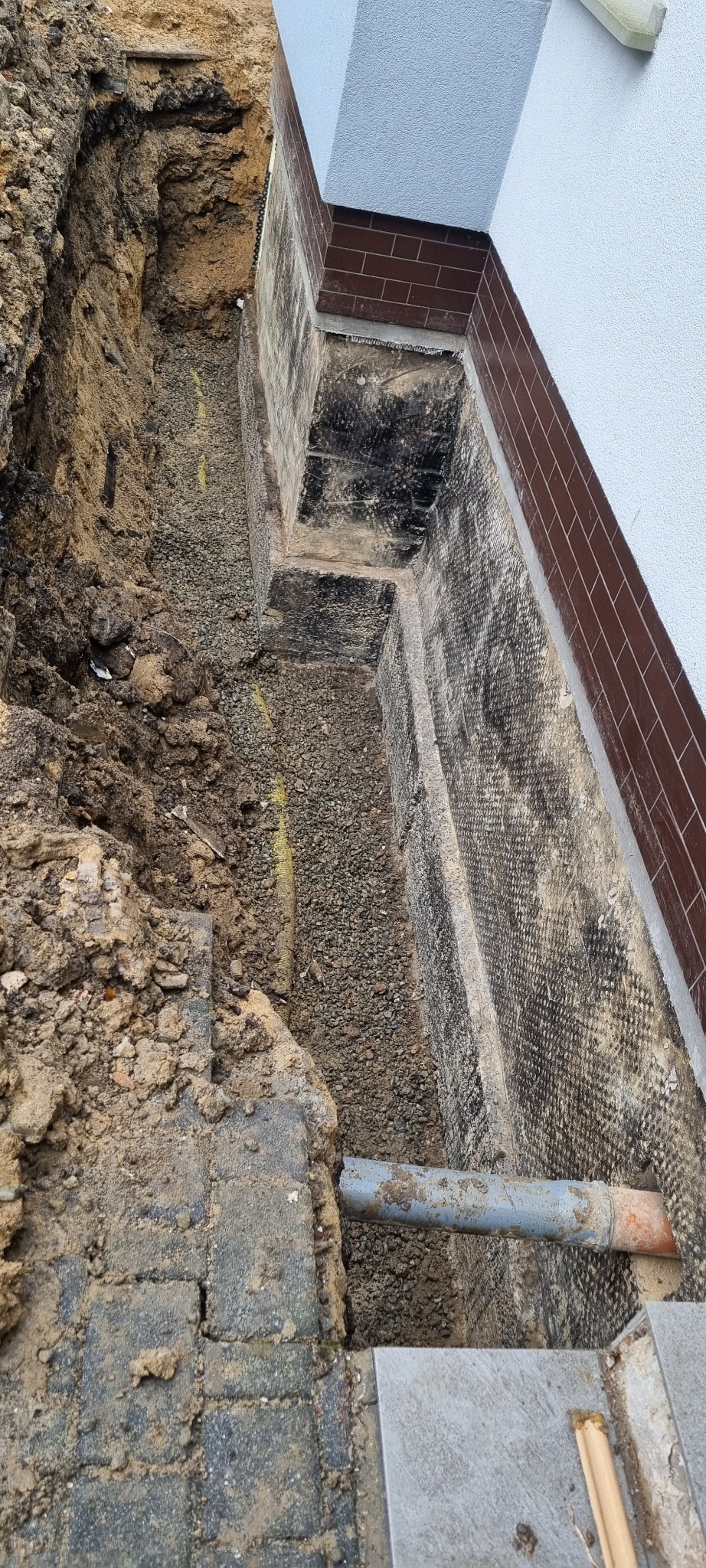 Wymiana hydroizolacji i ocieplenia ścian fundamentowych oraz odtworzenie drenażu