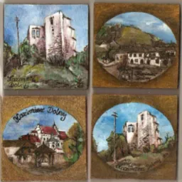 Cztery ręcznie malowane, drewniane podkładki pod napoje przedstawiające różne widoki Kazimierza Dolnego: ruiny zamku, zabudowania miejskie i studnię. Każda podkładka ma złote obramowanie i podpis...