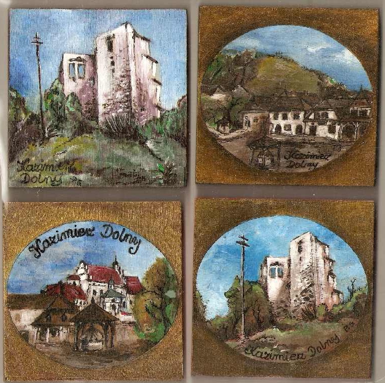 Cztery ręcznie malowane, drewniane podkładki pod napoje przedstawiające różne widoki Kazimierza Dolnego: ruiny zamku, zabudowania miejskie i studnię. Każda podkładka ma złote obramowanie i podpis...