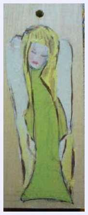 Ręcznie malowana drewniana zawieszka przedstawiająca anioła w zielonej sukience, z blond włosami i zamkniętymi oczami, widoczny otwór do zawieszenia.