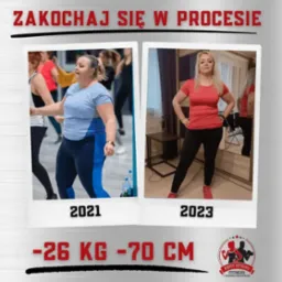 Kolaż dwóch zdjęć kobiety przed i po metamorfozie sylwetki, z datami 2021 i 2023, oraz informacją o utracie 26 kg i 70 cm w obwodzie, na tle logo studia fitness.
