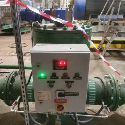 JaBar Bartosz Kowalewski - Panel sterowania z zieloną diodą 'Gotowość' i czerwonym wyświetlaczem '0.1 kPa Pomiar dP' w instalacji przemysłowej, otoczony taśmą ostrzegawczą.