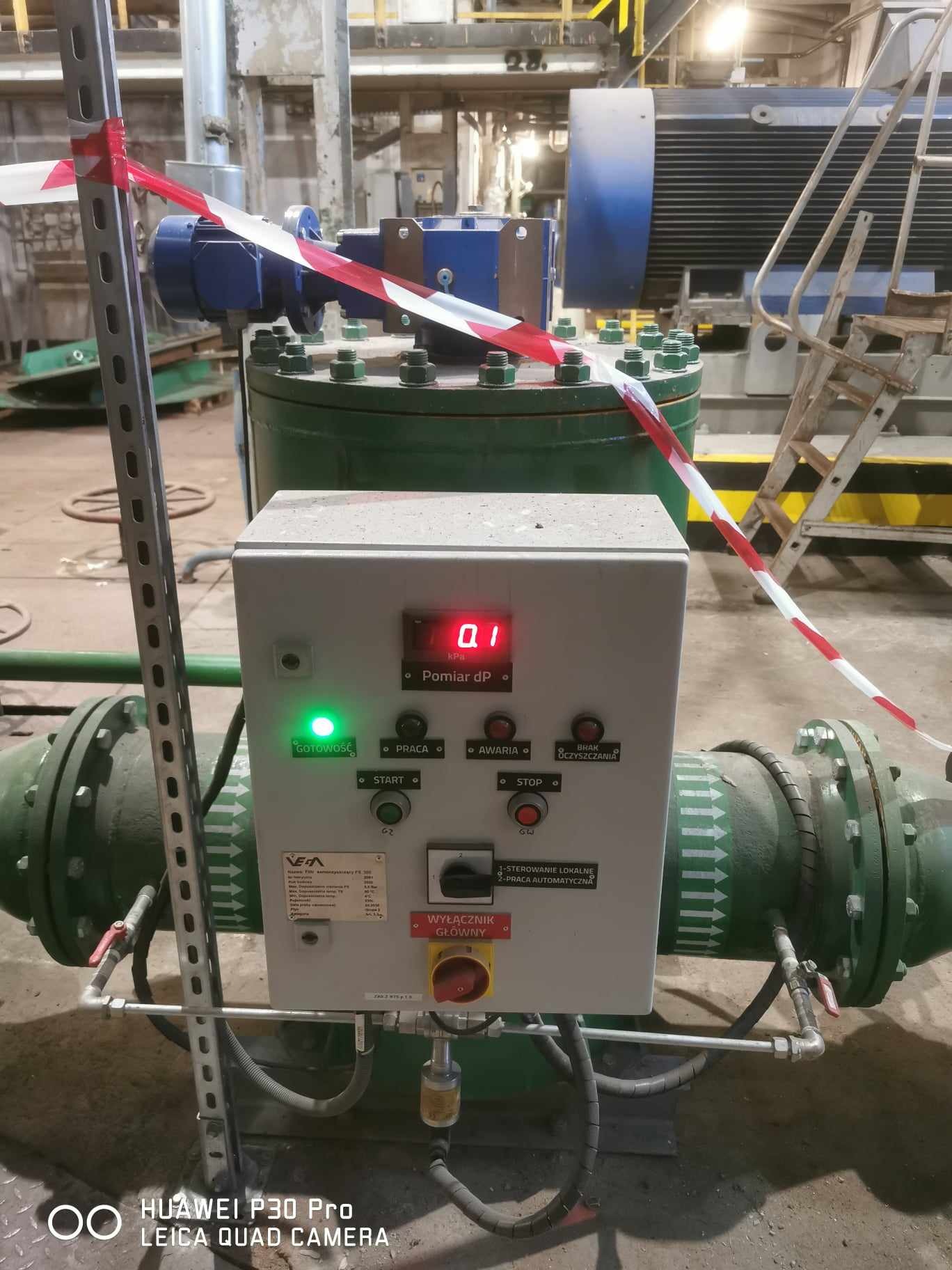 Panel sterowania z zieloną diodą 'Gotowość' i czerwonym wyświetlaczem '0.1 kPa Pomiar dP' w instalacji przemysłowej, otoczony taśmą ostrzegawczą.
