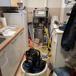 Płukanie kotła gazowego z cząstek ferromagnetycznych. Pompa Fernox