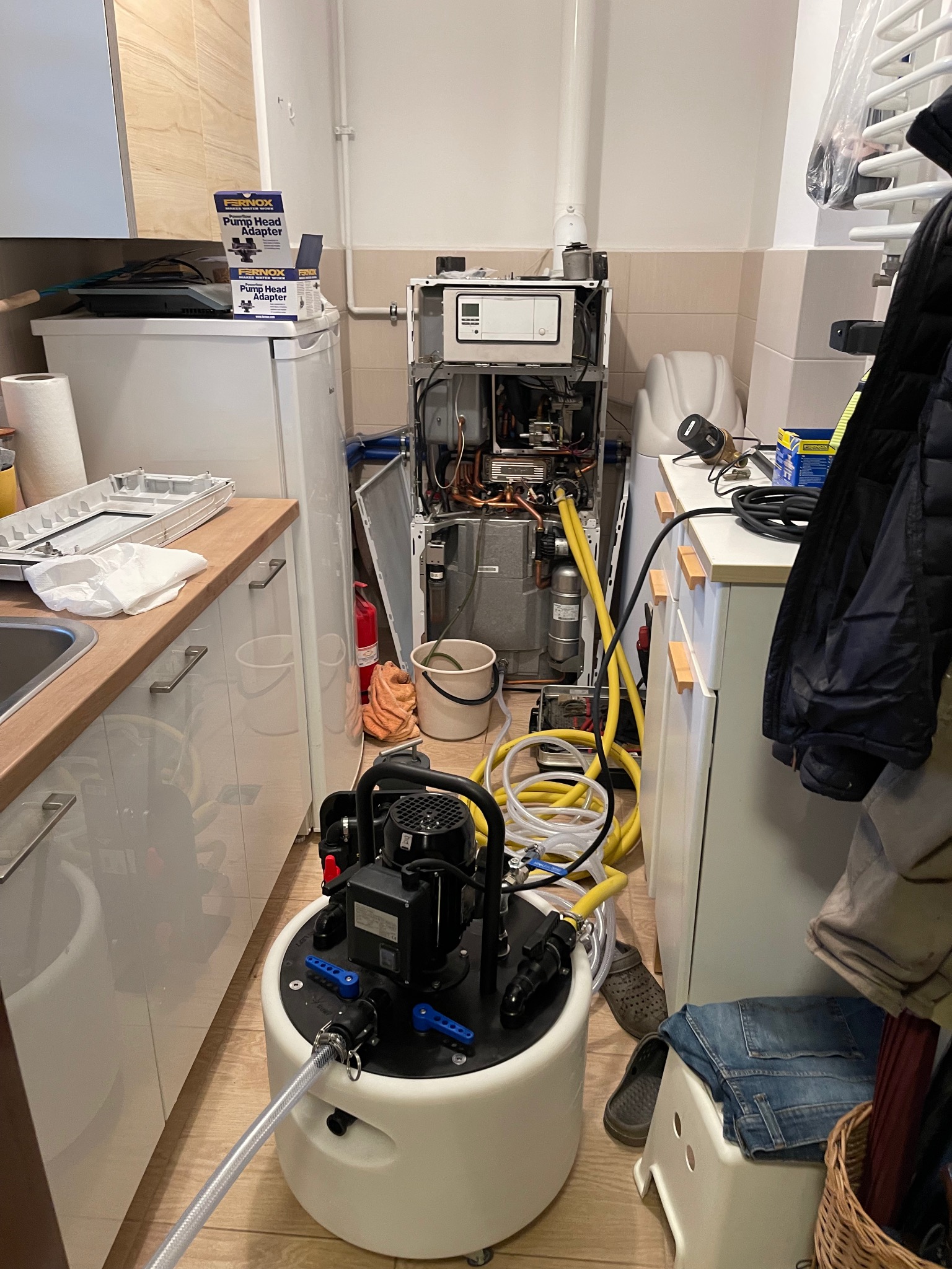 Płukanie kotła gazowego z cząstek ferromagnetycznych. Pompa Fernox