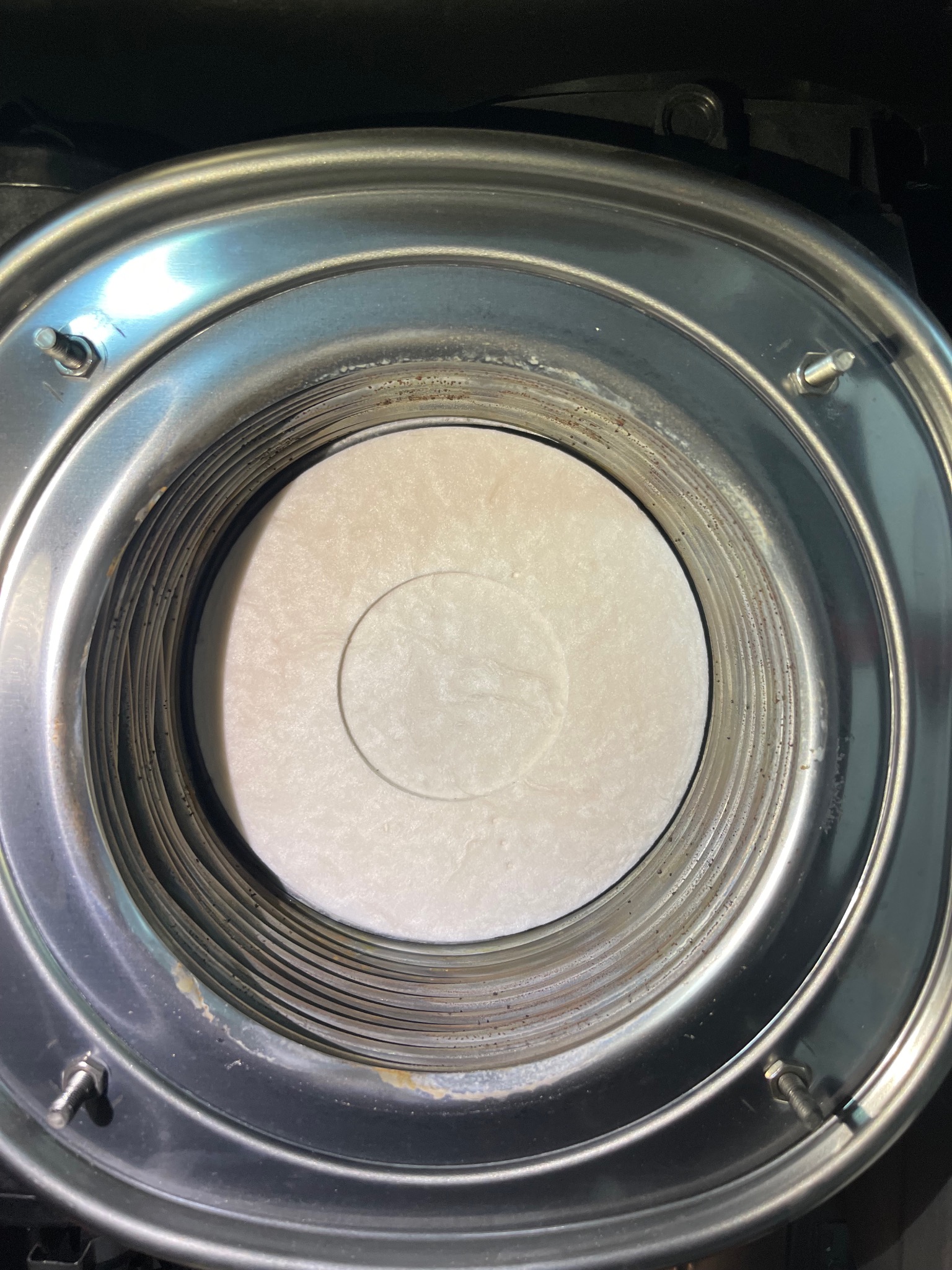 Wnętrze wymiennika ciepła kotła gazowego Vaillant po dwóch latach eksploatacji, widoczne ślady użytkowania i osad na metalowych elementach.