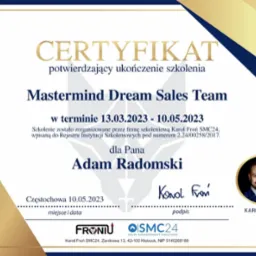Certyfikat ukończenia szkolenia 'Mastermind Dream Sales Team' dla Adama Radomskiego, wystawiony przez firmę szkoleniową Karol Froń SMC24 z Kłobucka, działającą również w Legnicy. Dokument...