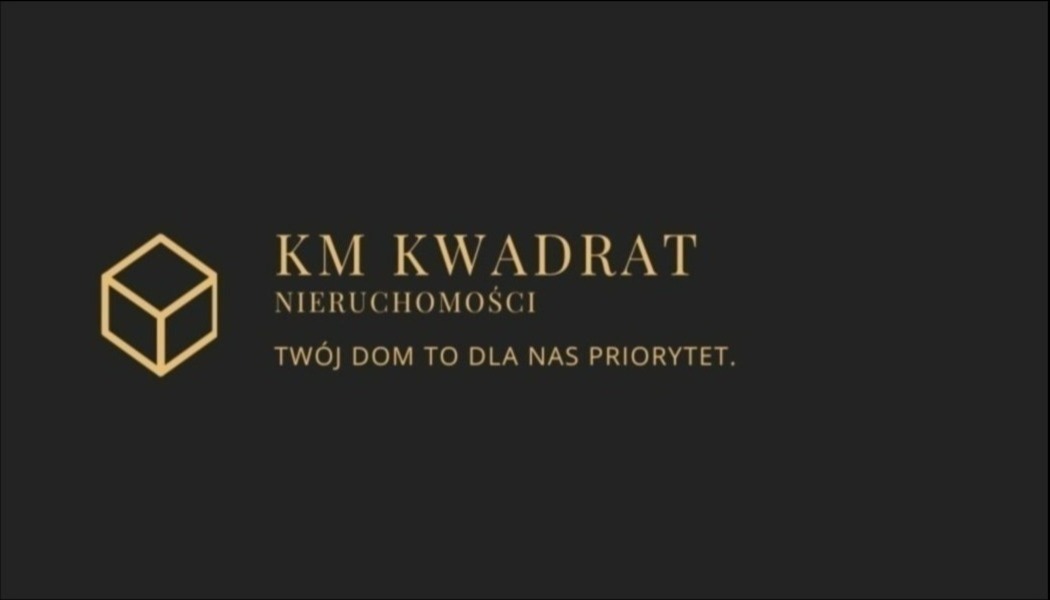 Logo firmy KM Kwadrat Nieruchomości na ciemnym tle z geometrycznym symbolem sześcianu po lewej stronie i tekstem 'Twój dom to dla nas priorytet' poniżej nazwy firmy.