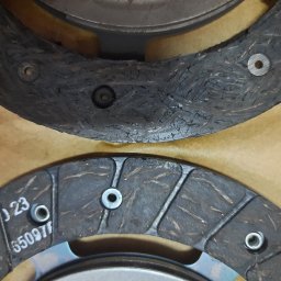 AUTO SERWIS KUBIAK PIOTR KUBIAK - Zużyte tarcze sprzęgłowe z widocznymi śladami eksploatacji, zarysowaniami i numerami seryjnymi F410 10 23 i 65097F.