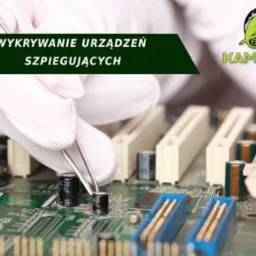 Dłoń w białej rękawiczce trzyma pęsetę nad płytą główną komputera, w tle logo firmy 'Kameleon' i napis 'WYKRYWANIE URZĄDZEŃ SZPIEGUJĄCYCH'.