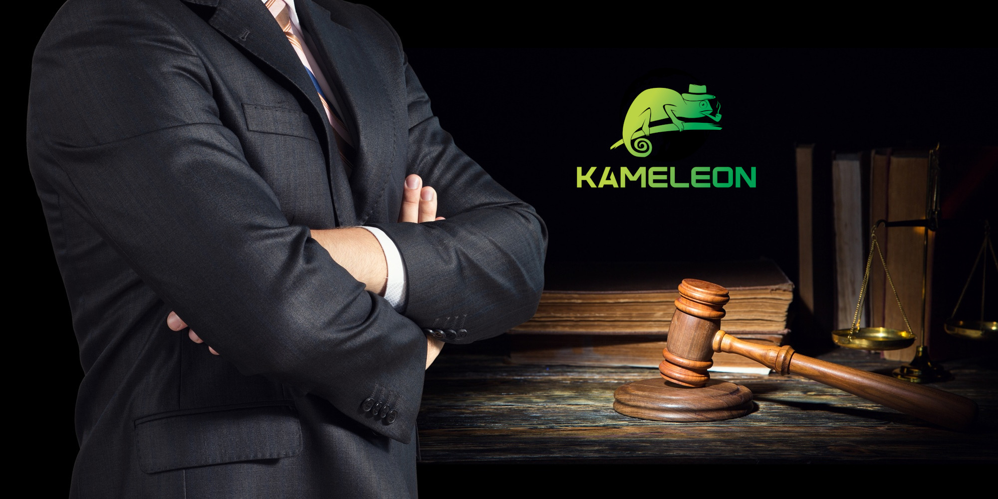 Mężczyzna w garniturze z założonymi rękami na tle biurka z drewnianym młotkiem, wagą i stosem książek, nad nimi logo firmy detektywistycznej Kameleon.