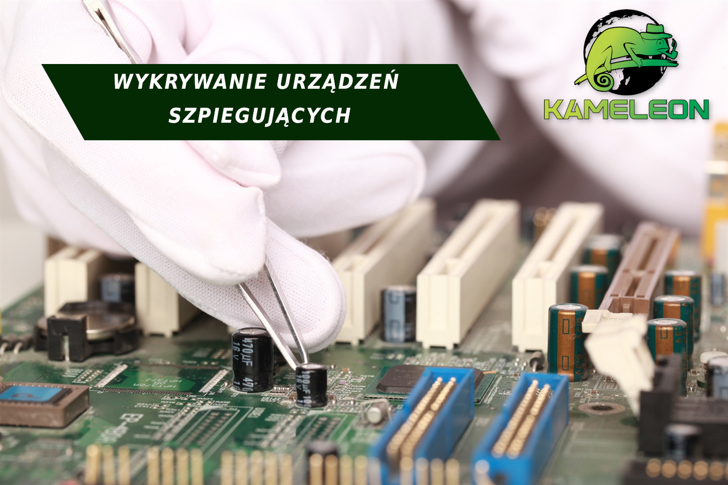 Dłoń w białej rękawiczce trzyma pęsetę nad płytą główną komputera, w tle logo firmy 'Kameleon' i napis 'WYKRYWANIE URZĄDZEŃ SZPIEGUJĄCYCH'.