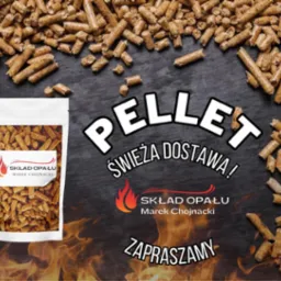 Reklamowe ujęcie pelletu: rozsypany na czarnej powierzchni, obok opakowanie z logo 'Skład Opału Marek Chojnacki' i hasłami 'Pellet', 'Świeża dostawa!', 'Zapraszamy', z efektem płomieni w dolnej...